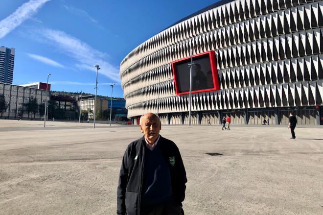 Juan Antonio Virumbrales, socio número 1 del Athletic Club, ante San Mamés (Foto: ElDesmarque).