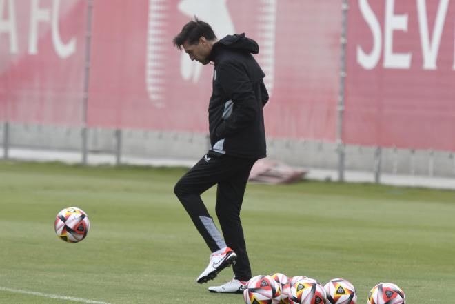 Diego Alonso, durante una sesión de entrenamiento del Sevilla (Foto: Kiko Hurtado).