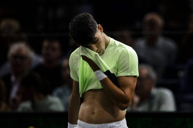 Carlos Alcaraz, en un partido de tenis en París (Foto: Cordon Press).