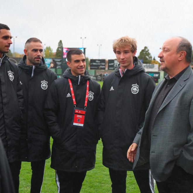 Rafa Benítez con jugadores del Turégano (Foto: RC Celta).
