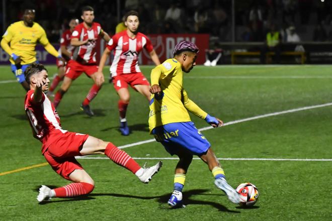 Julián Araujo dispara a gol en el Manacor-Las Palmas (Foto: EFE).