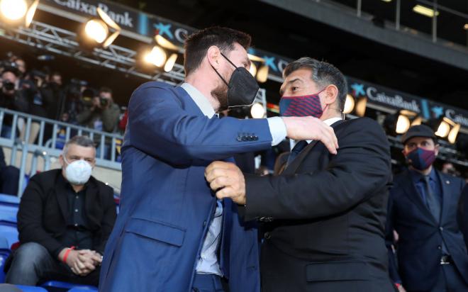 Leo Messi y Joan Laporta saludándose (Cordon Press)