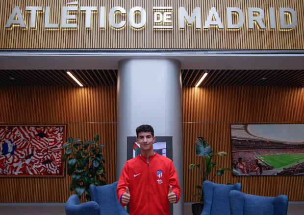 Rayane Belaid posa en su firma de contrato con el Atlético de Madrid (Foto: ATM).