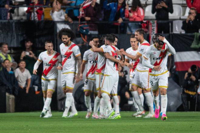 Jorge de Frutos celebra un gol con sus compañeros del Rayo Vallecano.