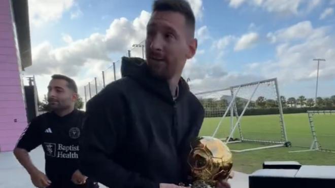Messi presentando el Balón de Oro (@sudanalytics_)