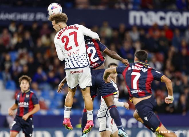 Bouldini lucha un balón aéreo (Foto: LaLiga).