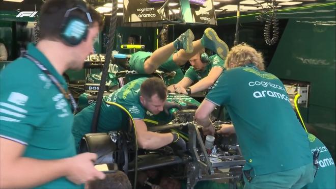 Los mecánicos de Aston Martin trabajando en el coche de Fernando Alonso.