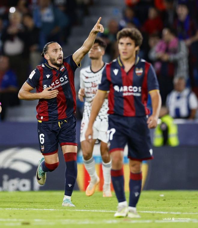 Kochorashvili, junto a Carlos Álvarez, celebra su gol en el Levante-Mirandés. (Foto: LALIGA)