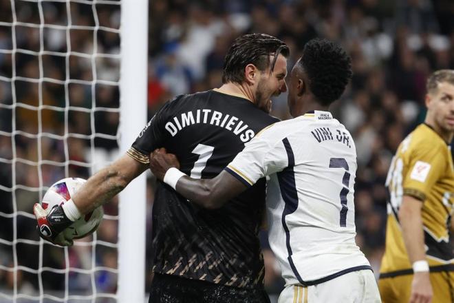 Dimitrievski y Vinicius jr tuvieron sus más y sus menos en el Real Madrid-Rayo. (Foto: EFE).