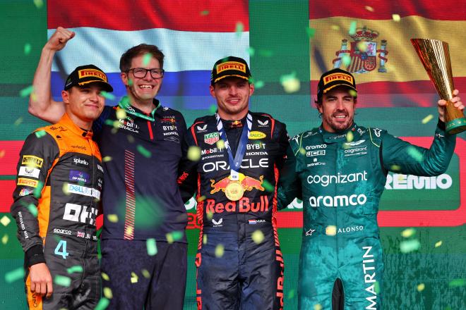 Lando Norris, Max Verstappen y Fernando Alonso en el podio de Brasil (Cordon Press)