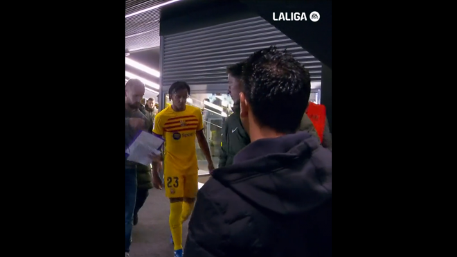 Captura de LALIGA de la llegada de los jugadores al vestuario con Xavi.