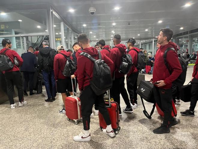 Los jugadores del Sevilla, en el Aeropuerto de Vigo.