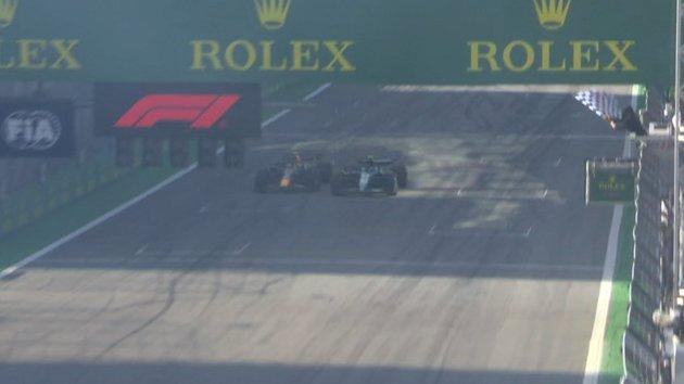 Fernando Alonso cruza la línea de meta en Brasil. (F1)