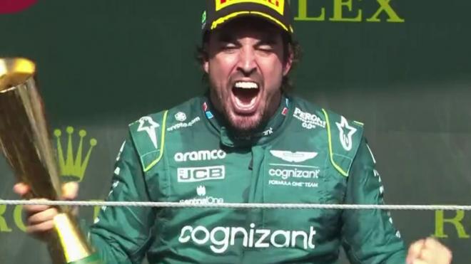 Fernando Alonso se vuelve loco en el podio. (F1)