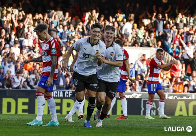 Pepelu celebra su gol en el Valencia CF - Granada CF de la ida.