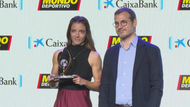 Aitana Bonmatí posando con su último premio individual.