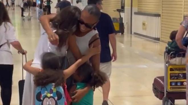 Ana Peleteiro recibiendo a sus hijas en el aeropuerto (@apeleteirob)