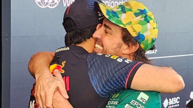 El emotivo abrazo entre Fernando Alonso y Checo Pérez tras la batalla