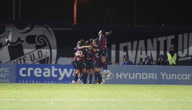 El Levante Femenino celebra la victoria contra el Madrid CFF. (Foto: LUD)