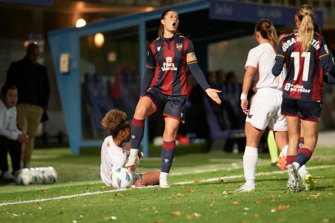 María Méndez, en el Madrid CFF-Levante Femenino, ha lucido el brazalete de capitana. (Foto: LUD)