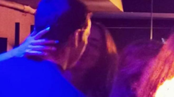 Mario Casas y Eiza González besándose en una discoteca ('Sccialité)