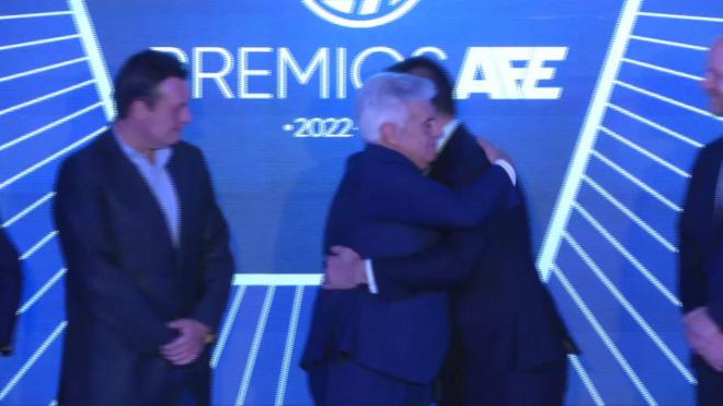Pedro Rocha y David Aganzo se abrazan ante la mirada de Víctor Francos.