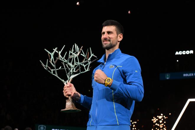 Novak Djokovic con el trofeo de campeón del Masters 1000 de París-Bercy. (Foto: Cordon Press)