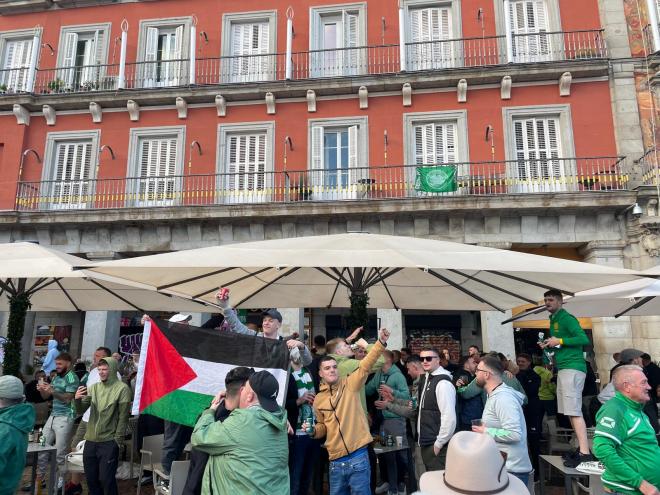 Aficionados del Celtic mostrando banderas en apoyo a Palestina.