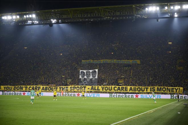 El tifo de los aficionados del Borussia contra el fútbol moderno y el dinero.