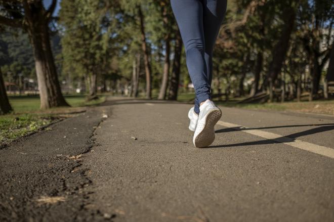 Muchos especialista recomiendan andar o correr para perder peso. (Pixabay)