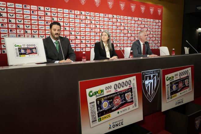 El directivo Igor San Román, en la mesa para presentar el cupón de la ONCE conmemorativo del Athletic Club (FOTO: DMQ Bizkaia).
