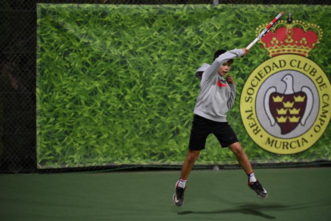 Jaime Alcaraz entrenando en su club de tenis. (Foto: Cordon Press)