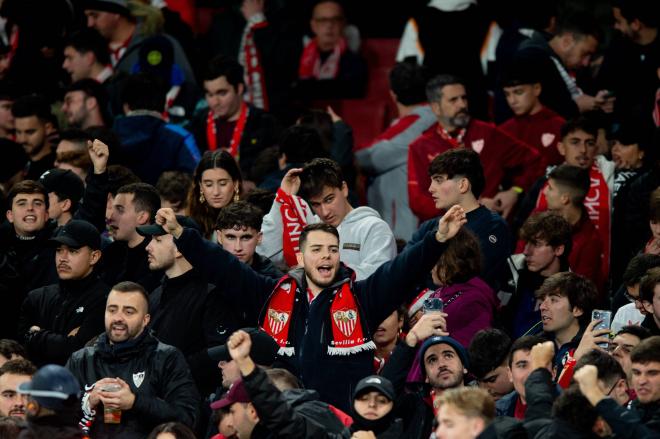 Aficionados sevillistas en el Emirates Stadium (Foto: Cordon Press).