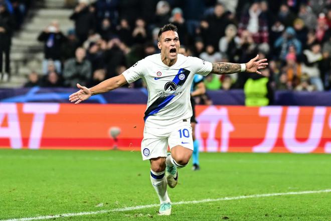 Lautaro Martínez celebra su gol con el Inter ante el Salzburgo. (Foto: EFE).