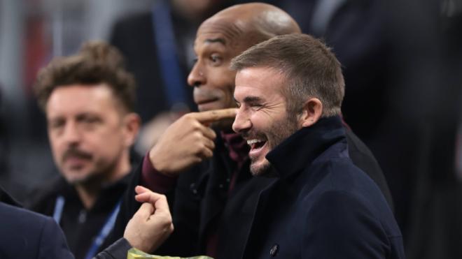 Beckham y Henry en la previa del partido entre Milán y PSG. (Fuente: Cordon Press)