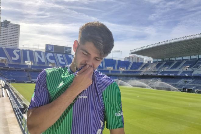 Dani Lorenzo se besa el escudo del equipo de su tierra. (Foto: Alberto Fuentes)