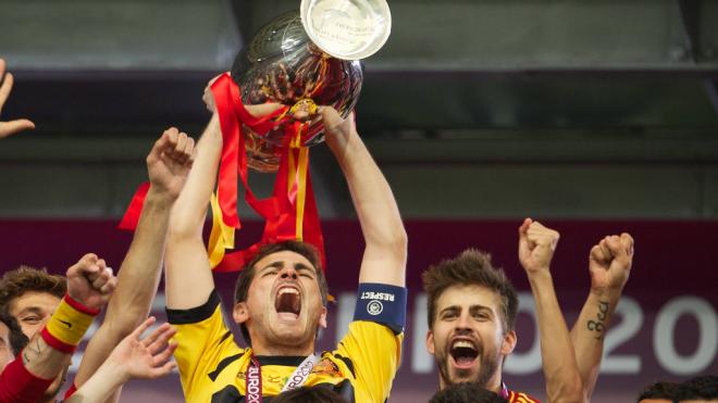 Iker Casillas, levantando el título de la Eurocopa con la Selección Española (foto: Cordon Press)
