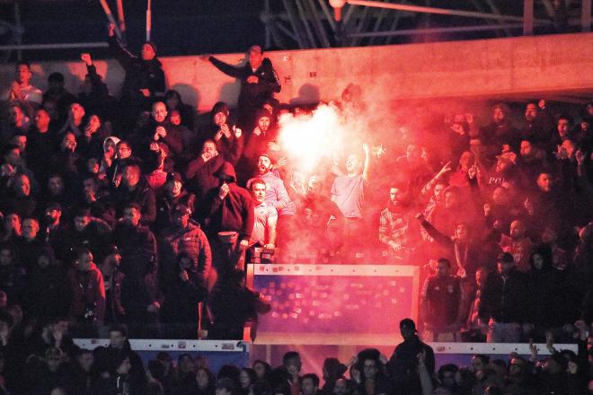 Lanzamiento de bengalas de la afición del Benfica (Foto: Giovanni Batista).