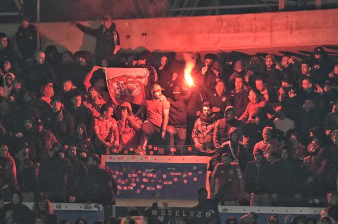 Los seguidores del Benfica acudieron al Reale Arena con bengalas (Foto: Giovanni Batista).