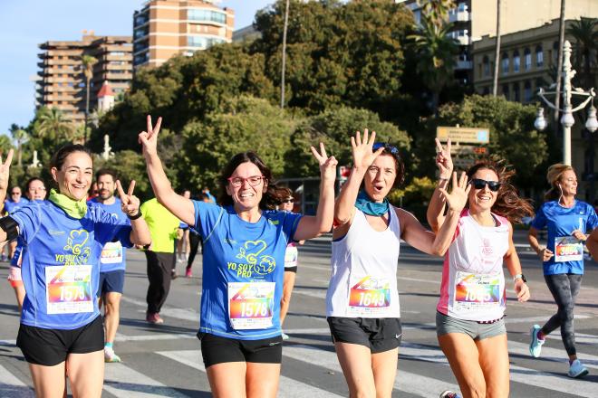 Medio millón de personas corren, andan o patinan contra el cáncer en Valencia