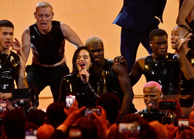 Rosalía durante su actuación en los Latin Grammy 2022 (Cordon Press)