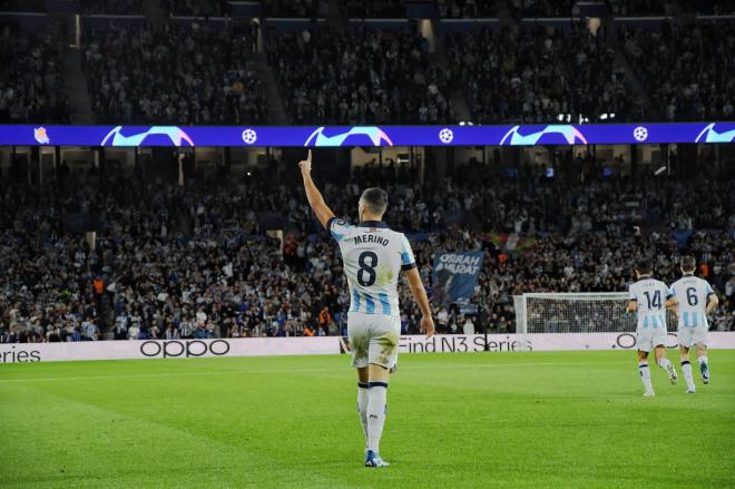 Mikel Merino señala a la grada tras marcar (Foto: Giovanni Batista).