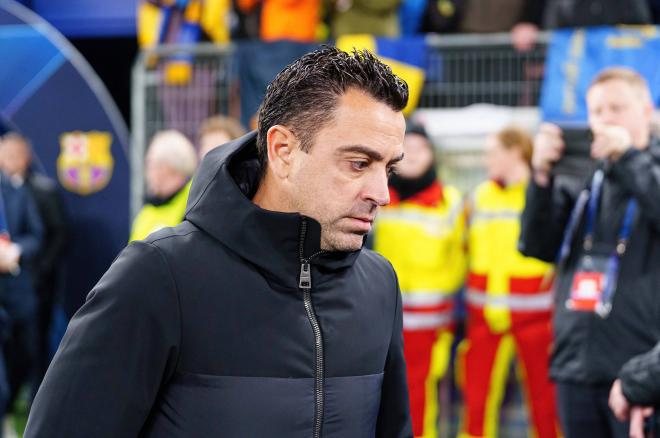 Xavi Hernández, cabizbajo tras la derrota en Champions ante el Shakhtar.