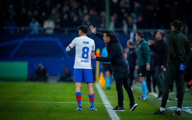 Xavi Hernández dando instrucciones a Pedri en el Shakthar-Barça (Foto: FCB).