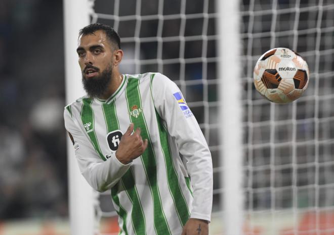 Borja Iglesias, ante el Aris (Foto: Kiko Hurtado)