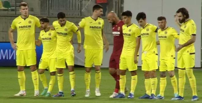 Tan sólo nueve jugadores en el minuto de silencio del Maccabi Haifa - Villarreal.