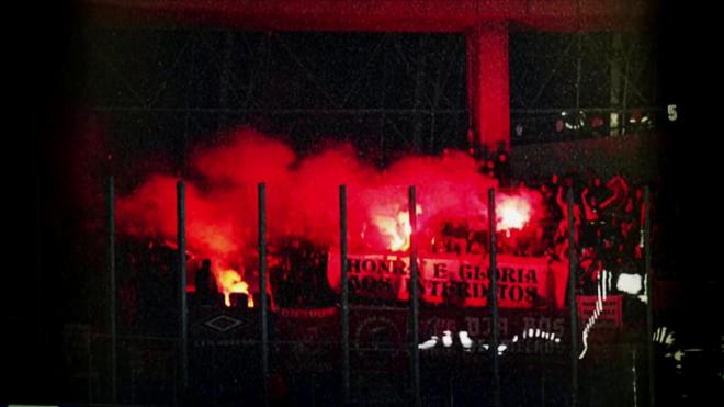 Ultras del Benfica con bengalas en las gradas de Anoeta.