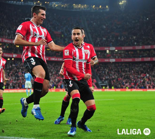 Celebración de un gol del navarro Álex Berenguer en un partido ante el RC Celta en San Mamés (Foto: LaLiga).