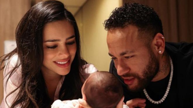 Bruna Biancardi y Neymar Jr junto a su hija recién naciada, Mavie (@njoutcontext)