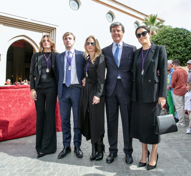 Cayetano Martínez de Irujo, Bárbara Mirjan y Genoveva Casanova junto a sus hijos Amina y Luis (Co